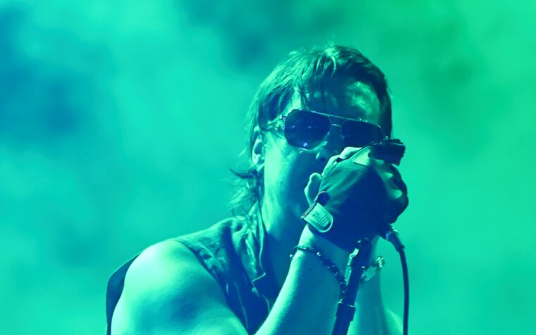 Julian Casablancas explique pourquoi il s'est "un peu éloigné" de son "travail très cool" dans The Strokes