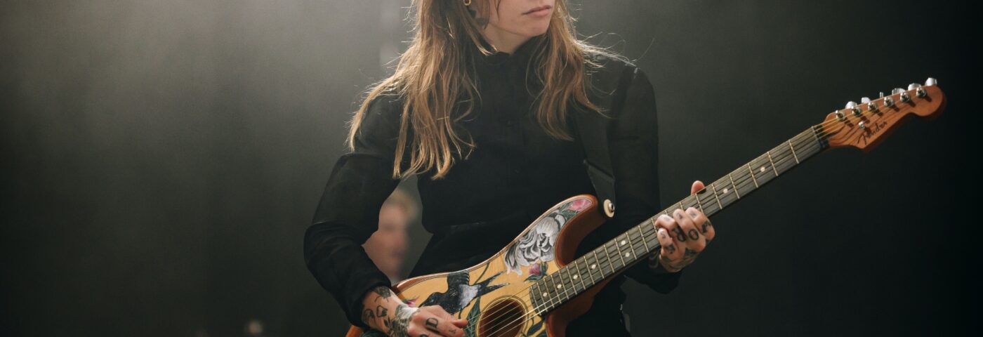 Julien Baker met fin prématurément à son concert à New York pour cause de maladie et confirme une nouvelle date avec un mystérieux « invité spécial »