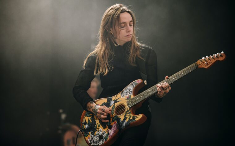 Julien Baker met fin prématurément à son concert à New York pour cause de maladie et confirme une nouvelle date avec un mystérieux "invité spécial"