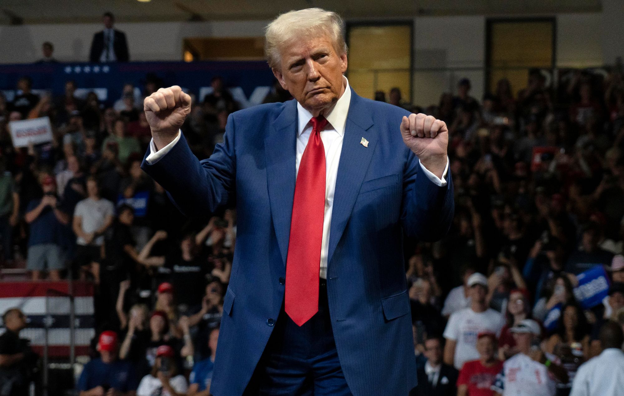 Le candidat républicain à la présidence des États-Unis, l'ancien président Donald Trump, danse lors d'un rassemblement électoral
