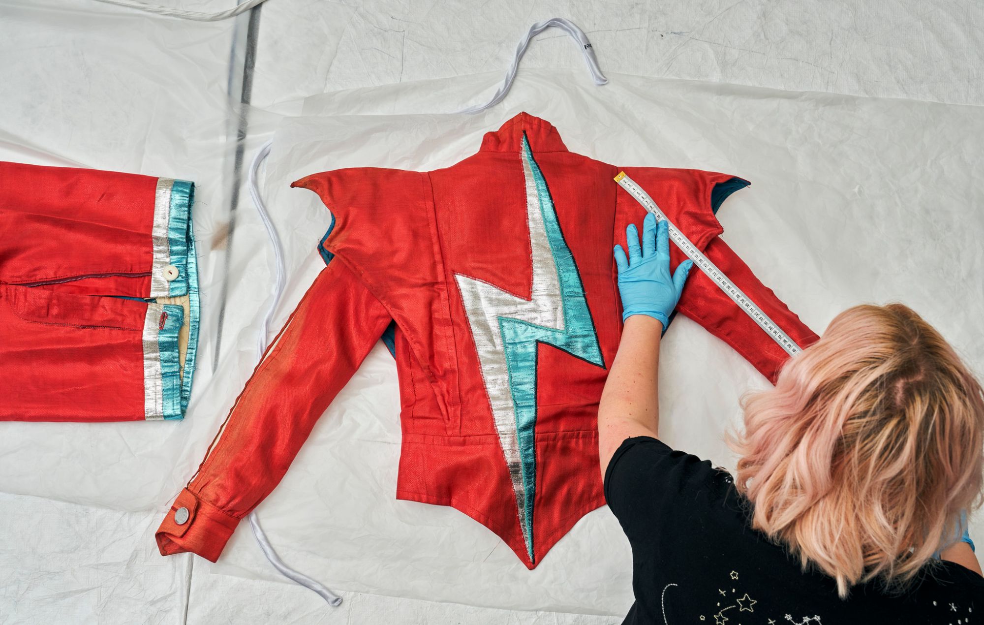 Les articles des archives David Bowie sont préparés avant l'ouverture du David Bowie Center au V&A East Storehouse 