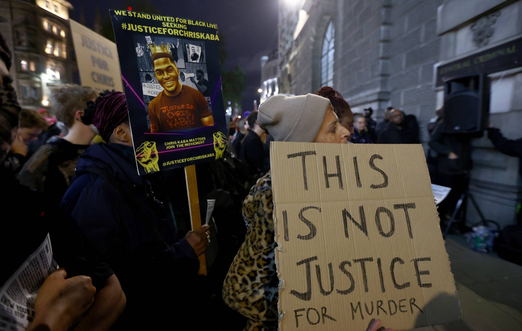   Les manifestants se rassemblent après le verdict du procès où Martyn Blake a été innocenté du meurtre de Chris Kaba au tribunal pénal central d'Old Bailey, le 21 octobre 2024 à Londres, en Angleterre. (Photo de Peter Nicholls/Getty Images)