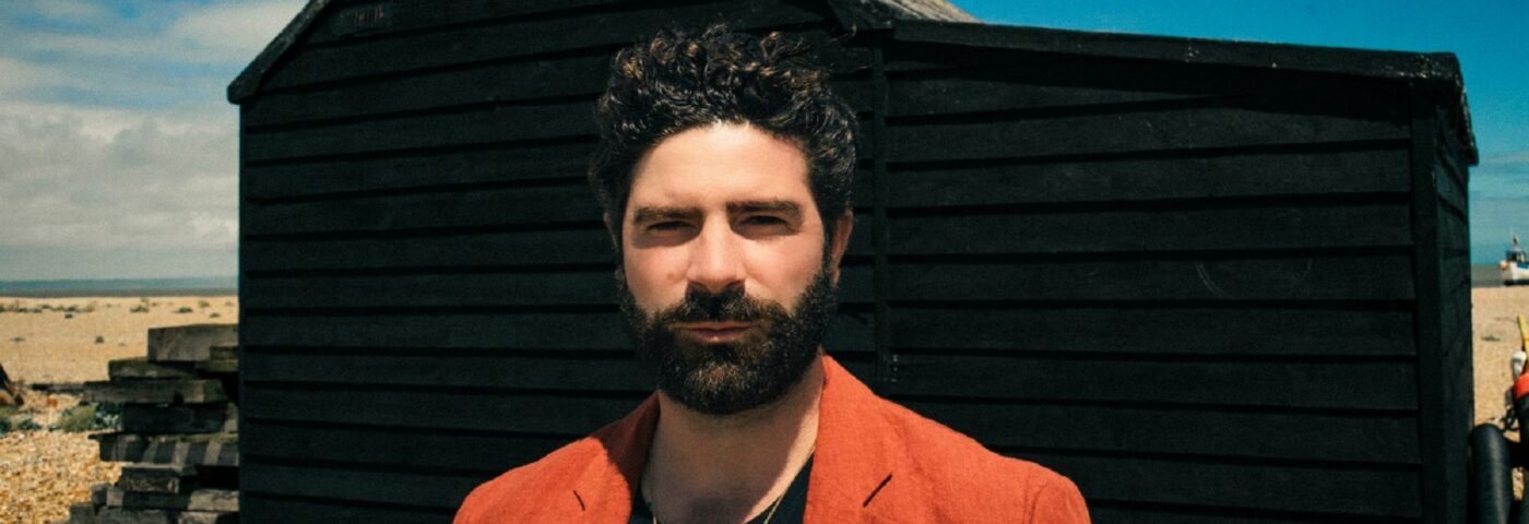 Le projet Yannis Philippakis des Foals, Yannis & The Yaw, partage une vidéo de tournée granuleuse pour le single entraînant « Clementine »