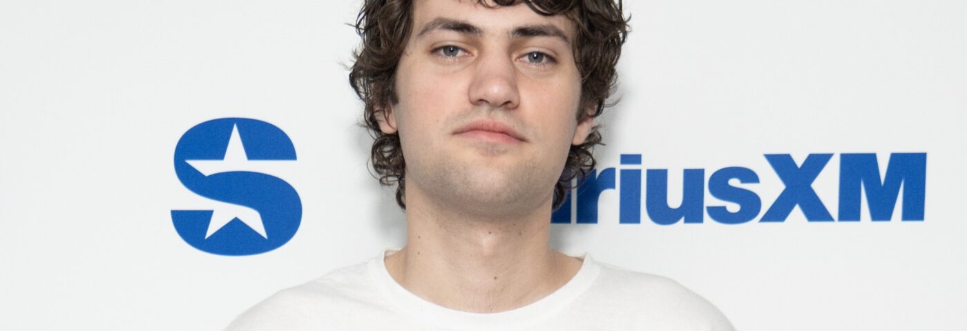 MJ Lenderman a retardé plusieurs dates de tournée aux États-Unis en raison des dégâts causés par l'ouragan Helene