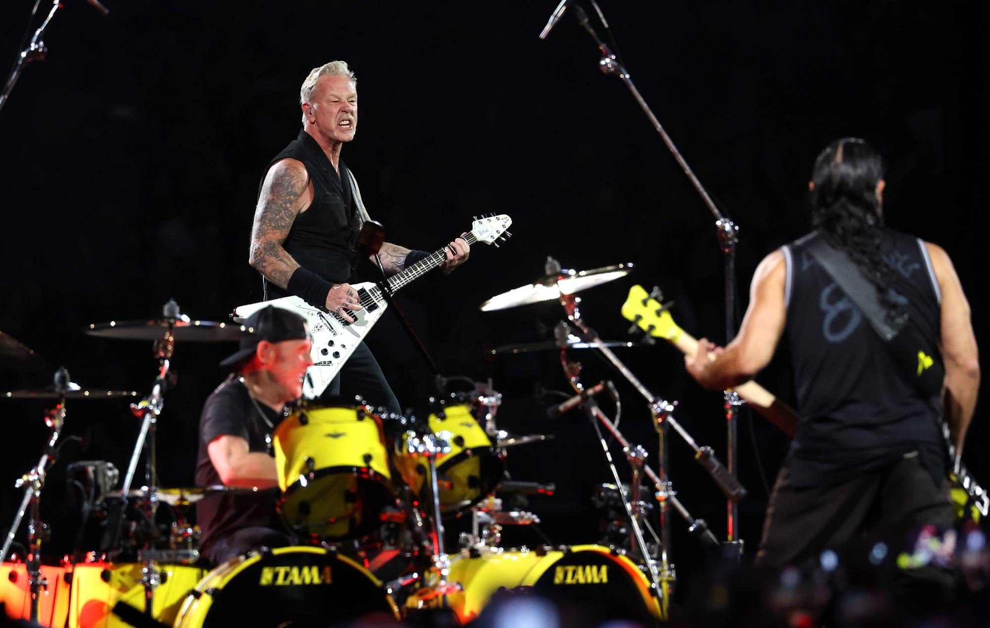 Lars Ulrich, James Hetfield et Robert Trujillo de Metallica se produisent sur scène au SoFi Stadium le 25 août 2023 à Inglewood, en Californie. Crédit : Monica Schipper/Getty