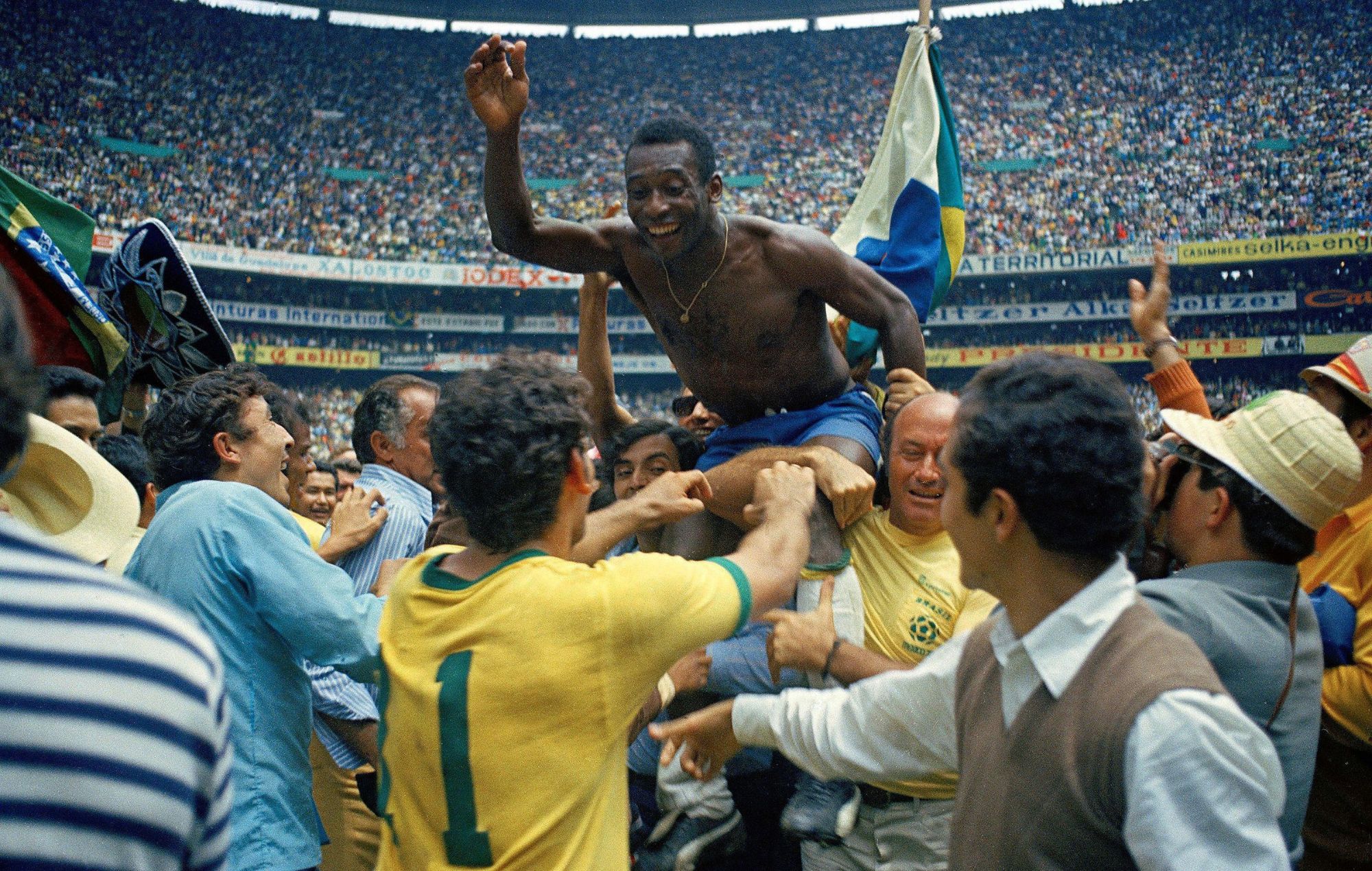 Pelé du Brésil célèbre la victoire après avoir remporté le match de la Coupe du Monde 1970 au Mexique entre le Brésil et l'Italie 