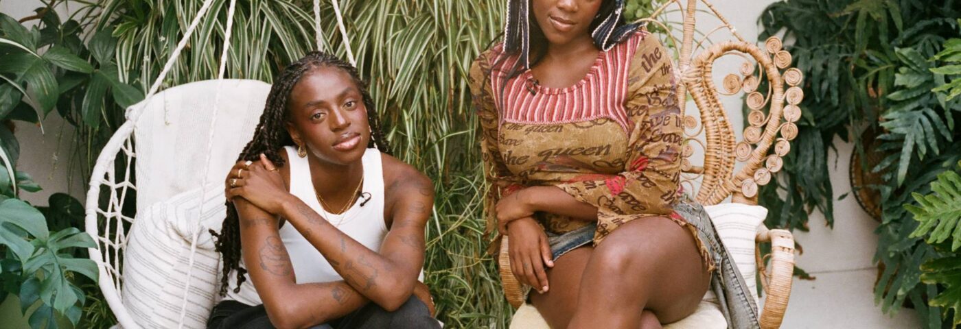 Rachel Chinouriri et Cat Burns s'attaquent à « l'injustice que les Noirs et les POC ressentent avec identité » sur le nouveau single 'Even'