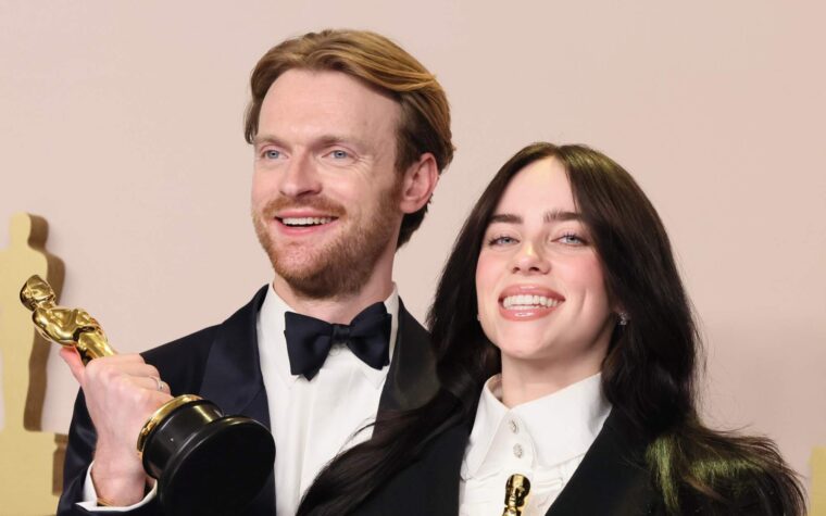 Regardez Billie Eilish et Finneas unir leurs forces pour « Wildflower » et « Birds of a Feather » sur « SNL »