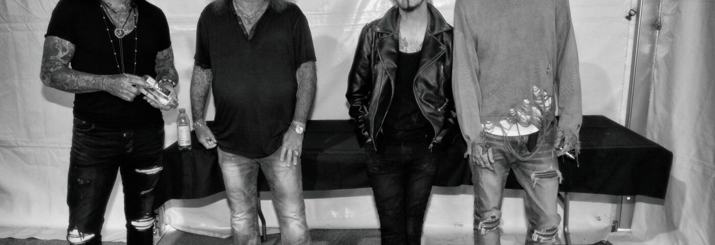 Regardez Mötley Crüe se faire jeter d'un camion poubelle avant le concert du club de Los Angeles