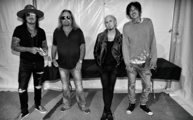 Regardez Mötley Crüe se faire jeter d'un camion poubelle avant le concert du club de Los Angeles