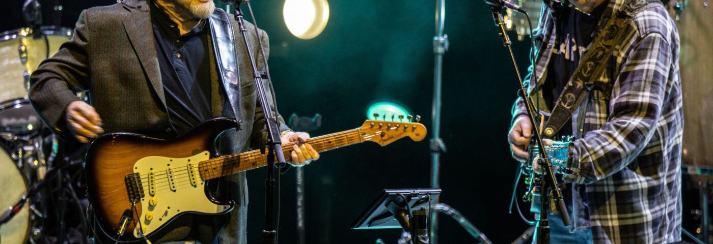 Regardez Neil Young et Stephen Stills jouer « Hung Upside Down » pour la première fois depuis plus de 50 ans