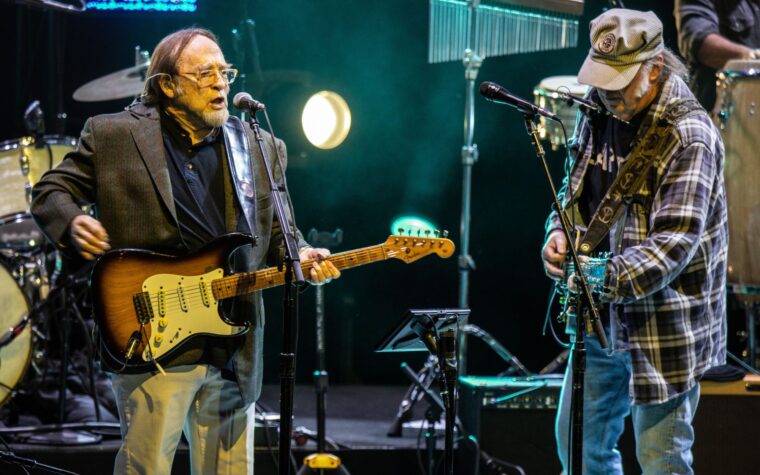 Regardez Neil Young et Stephen Stills jouer « Hung Upside Down » pour la première fois depuis plus de 50 ans