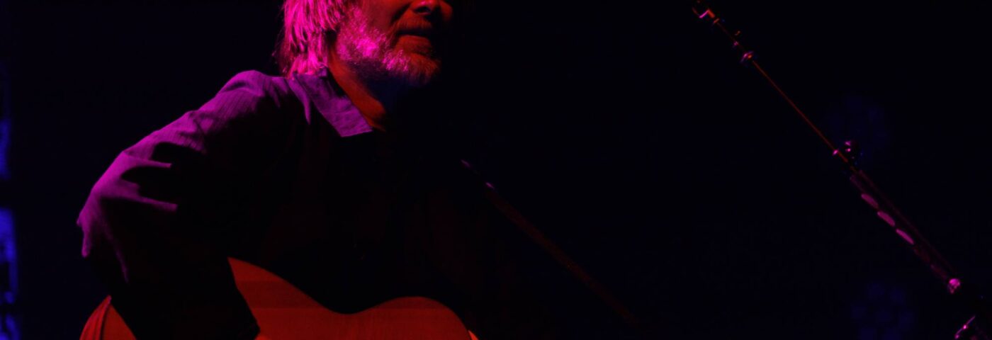 Regardez Thom Yorke jouer en solo « Jigsaw Falling Into Place » de Radiohead pour la première fois, et « Sail To The Moon » seul pour la première fois depuis plus de 20 ans.