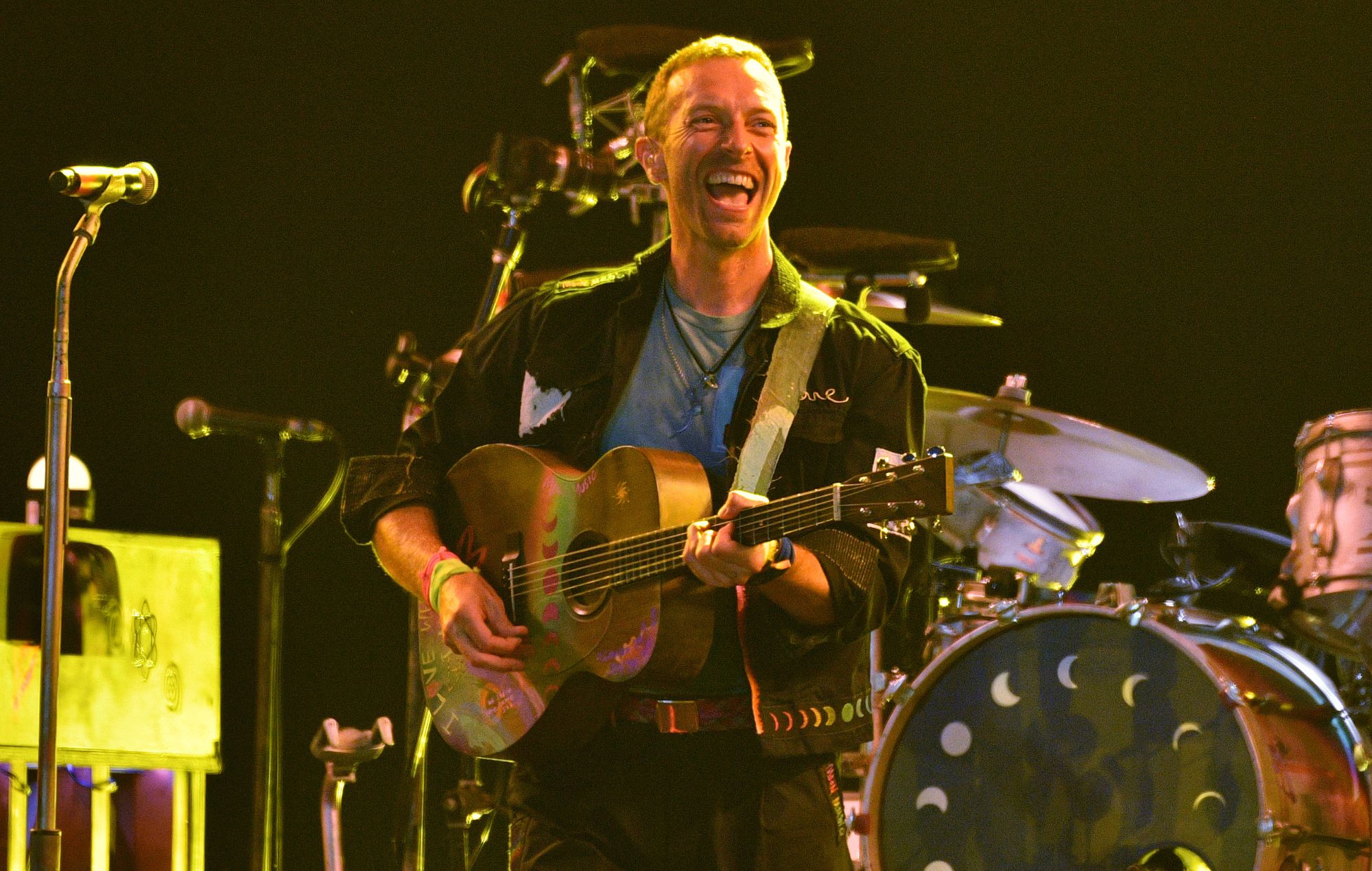 Chris Martin de Coldplay se produit sur la scène Pyramid pendant le quatrième jour du Glastonbury Festival 2024