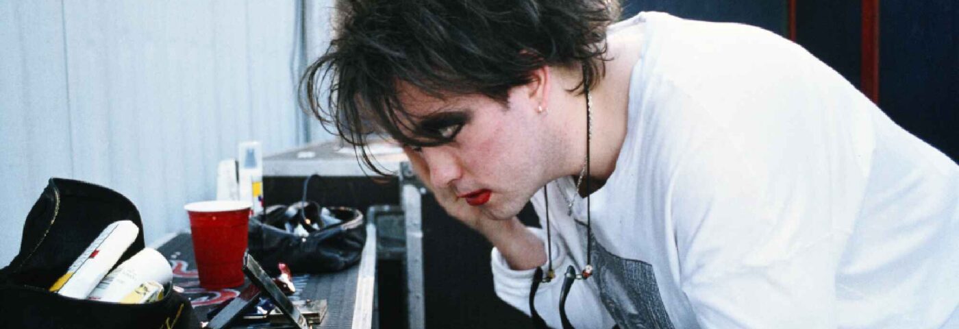 Robert Smith à propos de son écriture sur la mort de son frère dans « I Can Never Say Goodbye » : « Cela m'a énormément aidé »