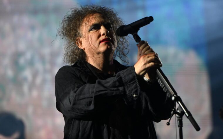 Robert Smith de The Cure explique les paroles et l'inspiration derrière "Alone"