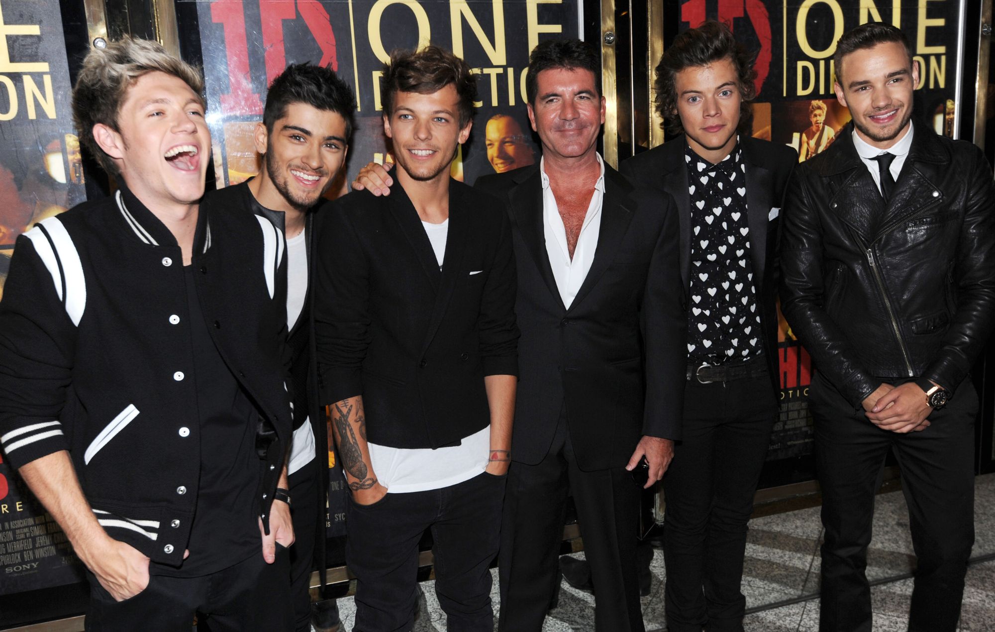 Louis Tomlinson, Zayn Malik, Niall Horan, Harry Styles et Liam Payne de One Direction et Simon Cowell