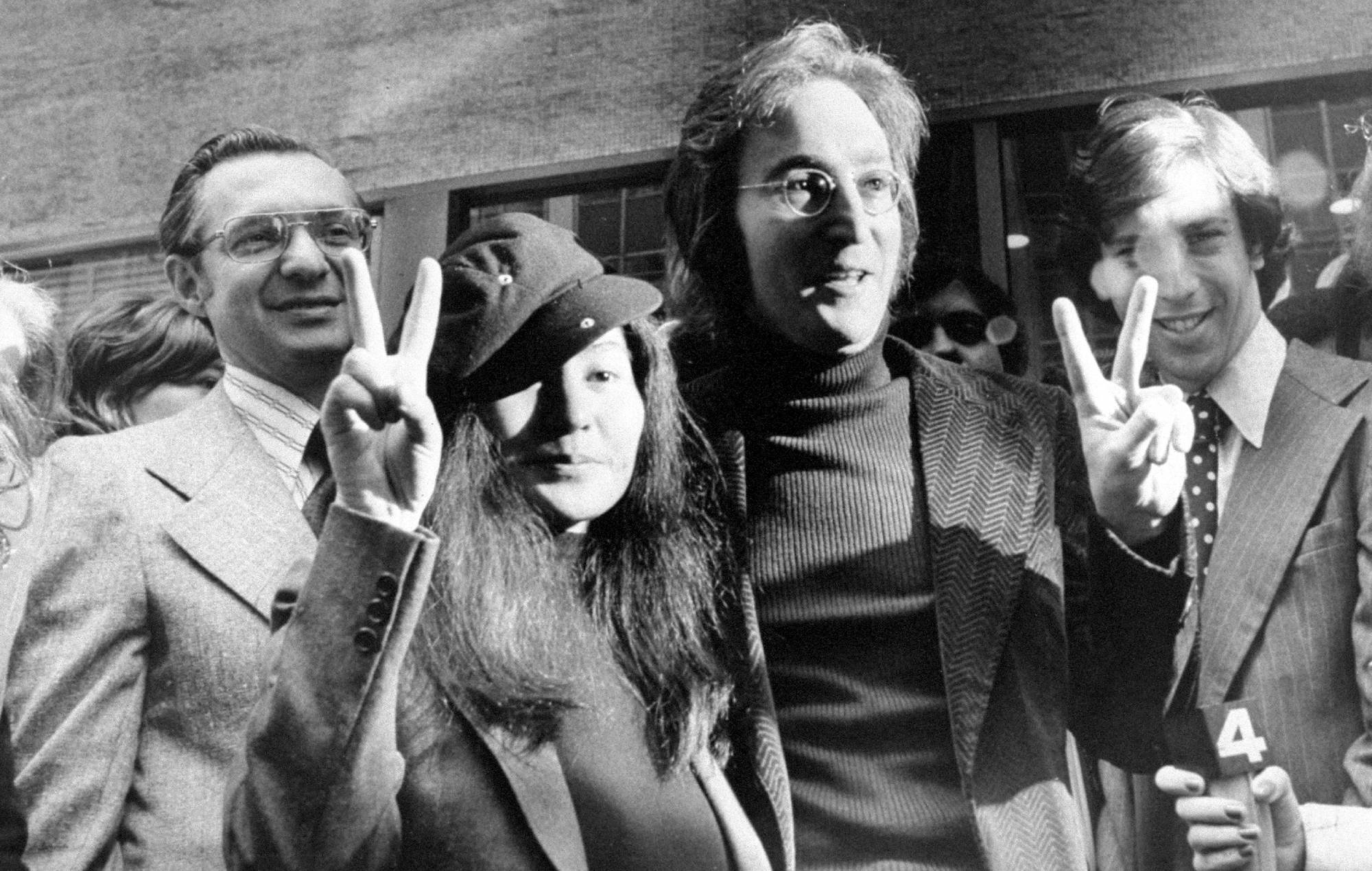 John Lennon et Yoko Ono avec l'avocat Leon Wildes