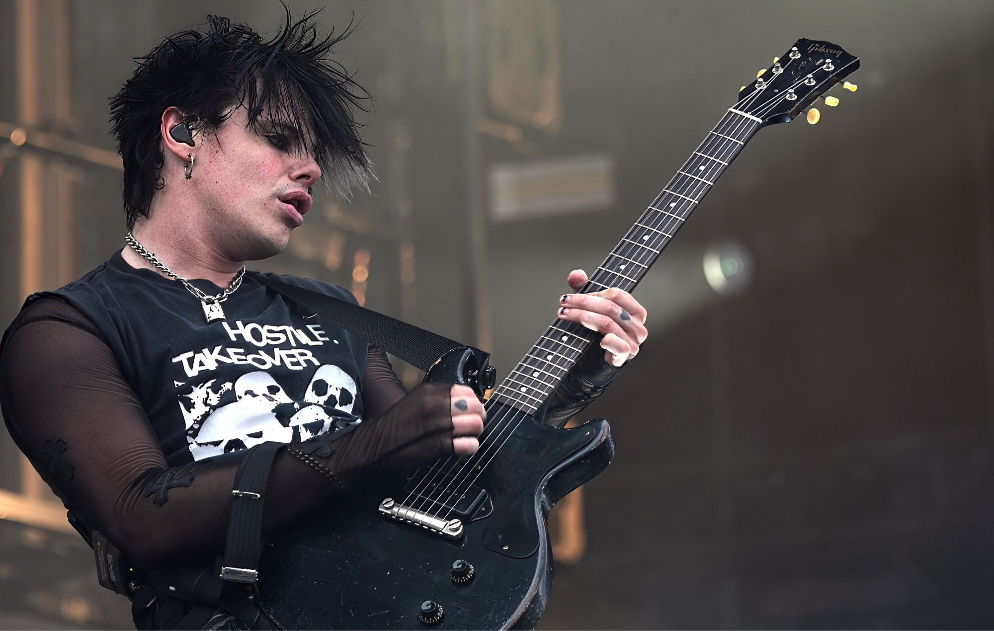 Yungblud se produit sur scène lors du festival Pinkpop le 21 juin 2024