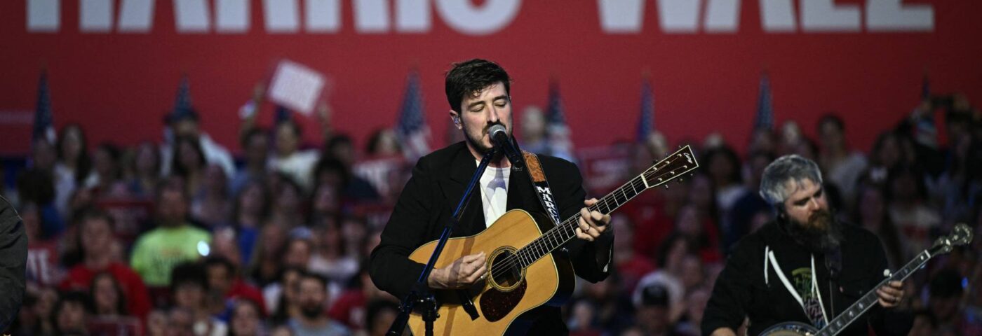 Regardez Mumford & Sons faire pression en faveur d'un « plan de vote » alors qu'ils se produisent au rassemblement de Kamala Harris
