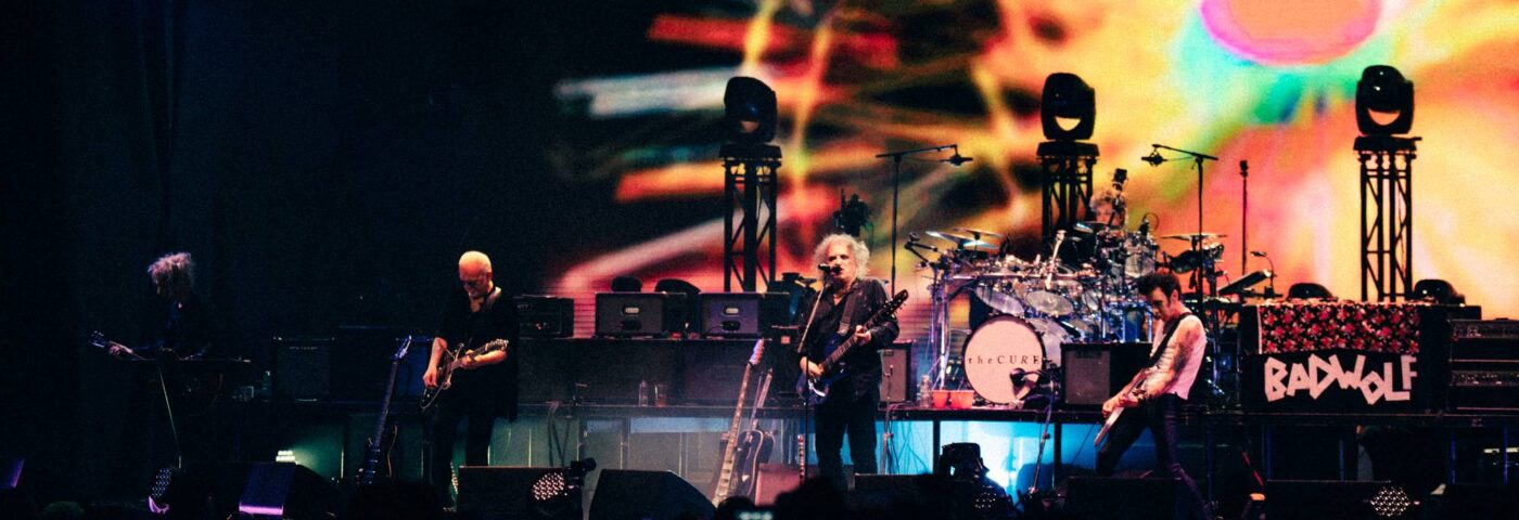 Regardez The Cure jouer « Songs Of A Lost World » dans son intégralité et célébrez « Seventeen Seconds » au spectaculaire spectacle Troxy de Londres