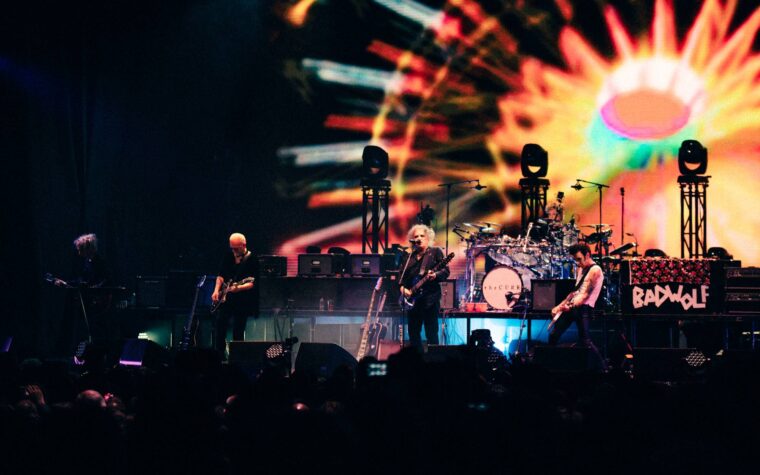 Regardez The Cure jouer "Songs Of A Lost World" dans son intégralité et célébrez "Seventeen Seconds" au spectaculaire spectacle Troxy de Londres