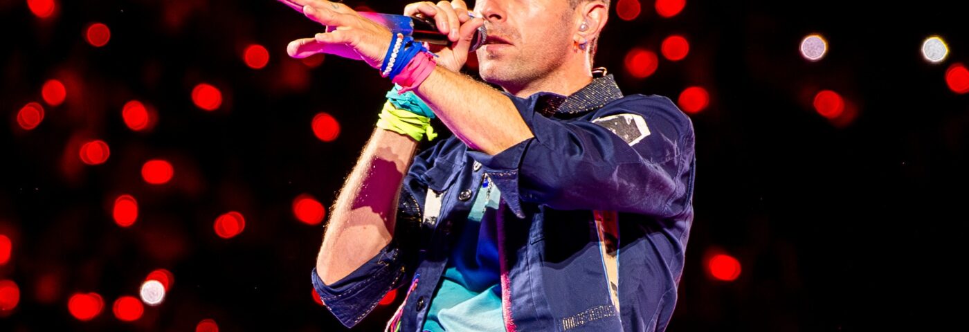 Chris Martin de Coldplay tombe par une trappe alors qu'il se produisait à Melbourne