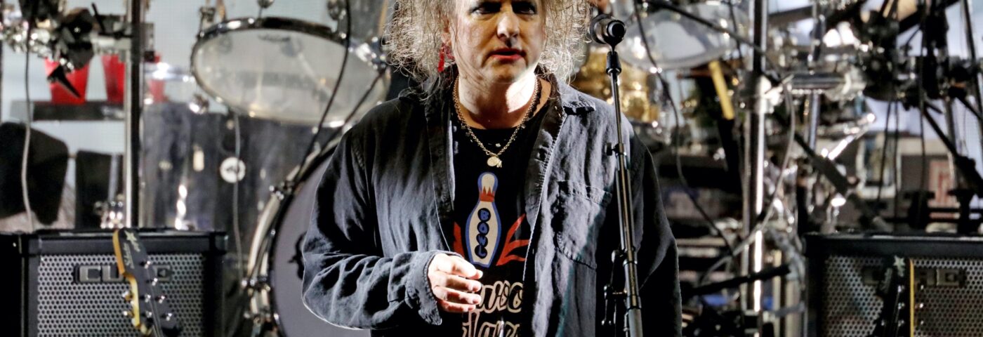 Robert Smith met aux enchères des œuvres d'art qu'il a réalisées inspirées de « Songs Of A Lost World » pour Heart Research UK