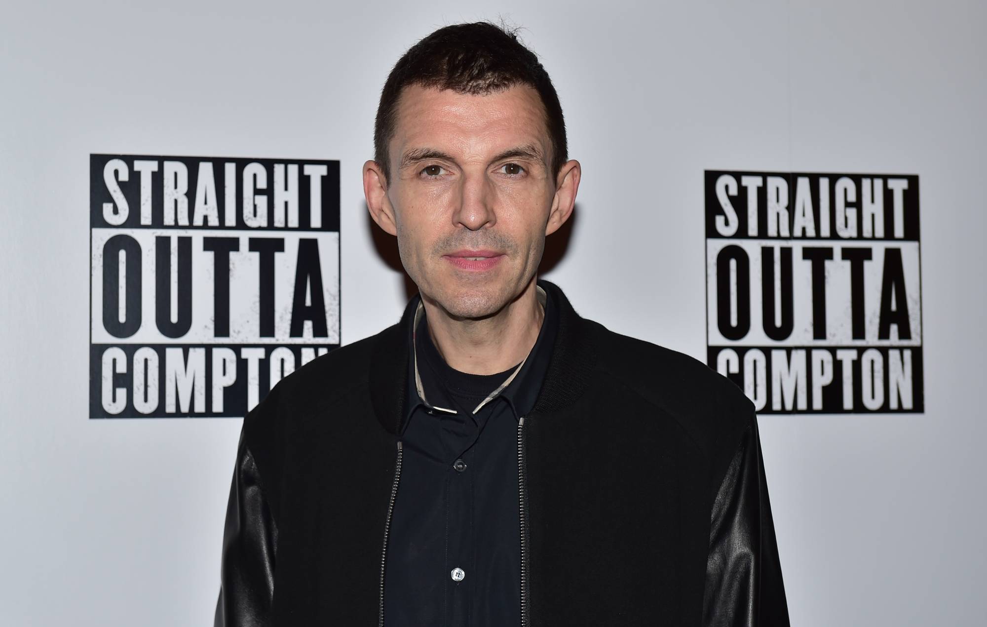  Tim Westwood pose pour une photo sur le tapis rouge après son arrivée pour la projection de gala du film Straight Outta Compton, au cinéma Picturehouse Central dans le centre de Londres, le 20 août 2015. PHOTO AFP / LEON NEAL (le crédit photo doit être LEON NEAL /AFP via Getty Images)