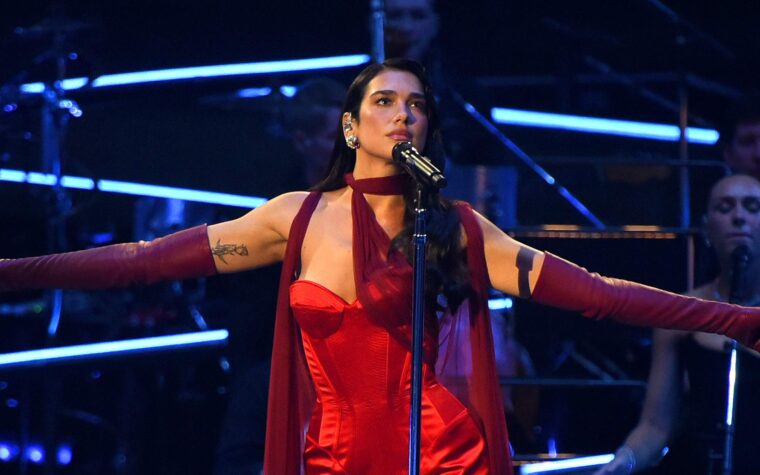 Dua Lipa, "le cœur brisé", obligée d'annuler son concert en Indonésie en raison d'une configuration de scène dangereuse