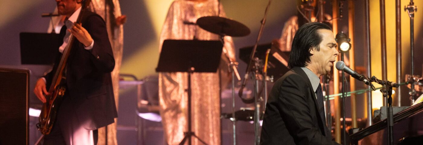 Nick Cave plaisante en plaisantant avec Radiohead avec Colin Greenwood sur scène à Londres