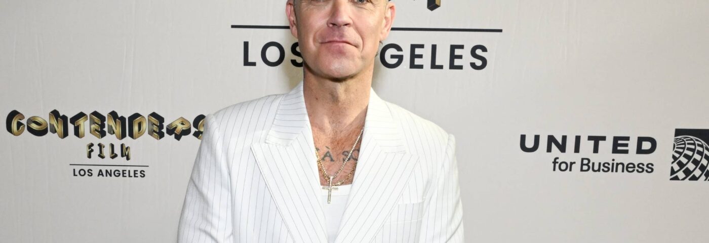 Robbie Williams s'en prend à l'ancien manager de Take That pour des allégations de consommation de drogue dans un documentaire sur un boyband