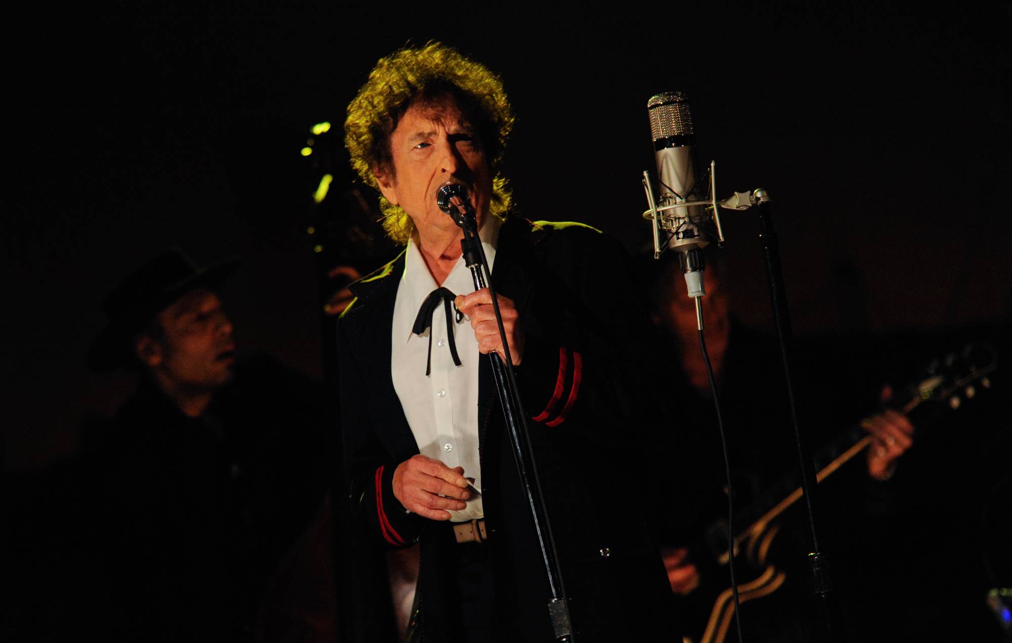 Bob Dylan se produit au Late Show avec David Letterman, le mardi 19 mai 2015 sur le réseau de télévision CBS. (Photo de Jeffrey R. Staab/CBS via Getty Images)