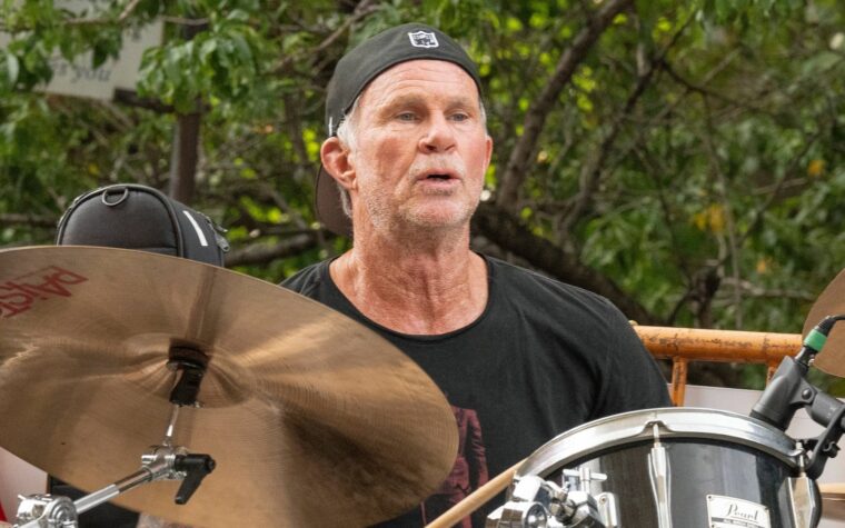 Ce musicien ambulant des Red Hot Chili Peppers ne savait pas qu'il interprétait l'un de leurs classiques devant Chad Smith