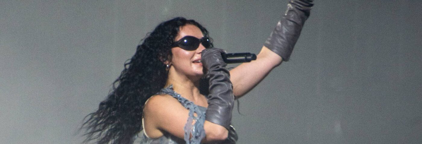 Charli XCX dit qu'elle souffre « souvent beaucoup » lorsqu'elle se produit sur scène à cause de « lésions nerveuses » au niveau du cou