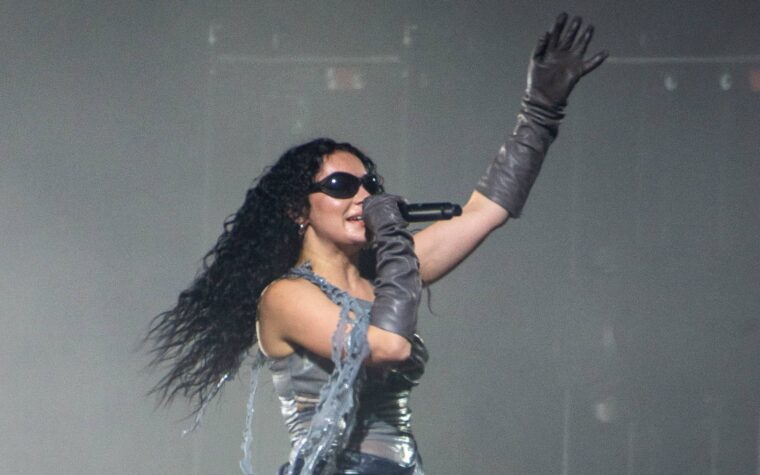 Charli XCX dit qu'elle souffre "souvent beaucoup" lorsqu'elle se produit sur scène à cause de "lésions nerveuses" au niveau du cou