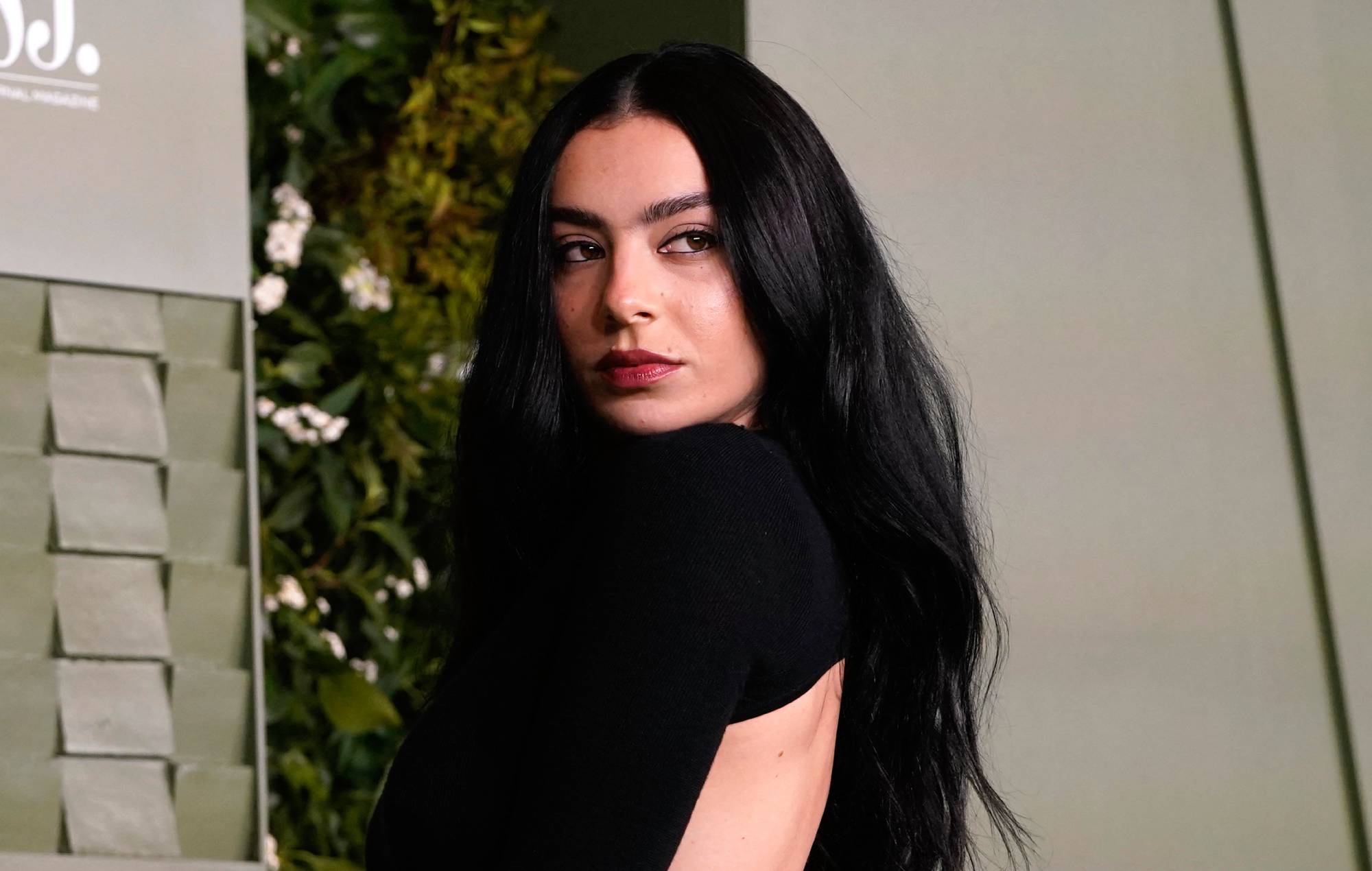 Charli XCX assiste aux Innovator Awards du Wall Street Journal Magazine au Museum of Modern Art de New York, le 29 octobre 2024. (Photo de TIMOTHY A. CLARY / AFP) (Photo de TIMOTHY A. CLARY/AFP via Getty Images)