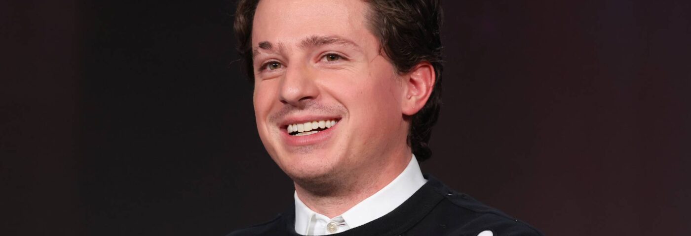 Charlie Puth partage le single de Noël « 25 décembre » inspiré de Wham!