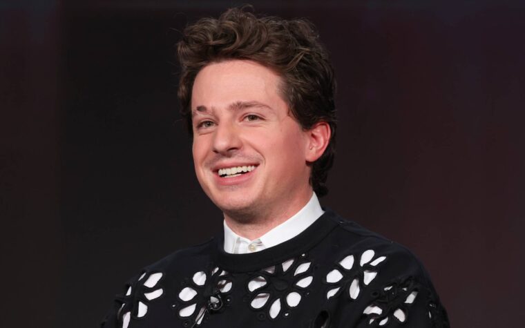 Charlie Puth partage le single de Noël "25 décembre" inspiré de Wham!