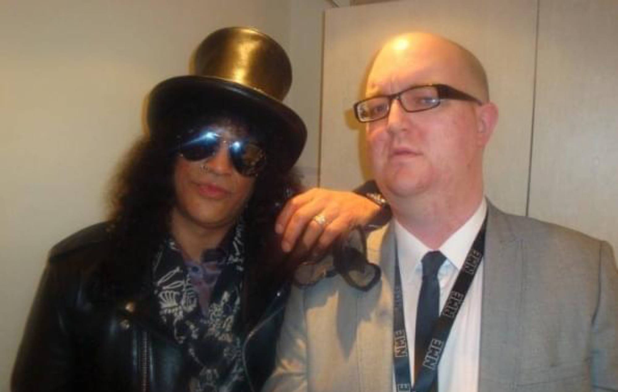 James McMahon dans les coulisses avec Slash aux NME Awards. Crédit : Fourni