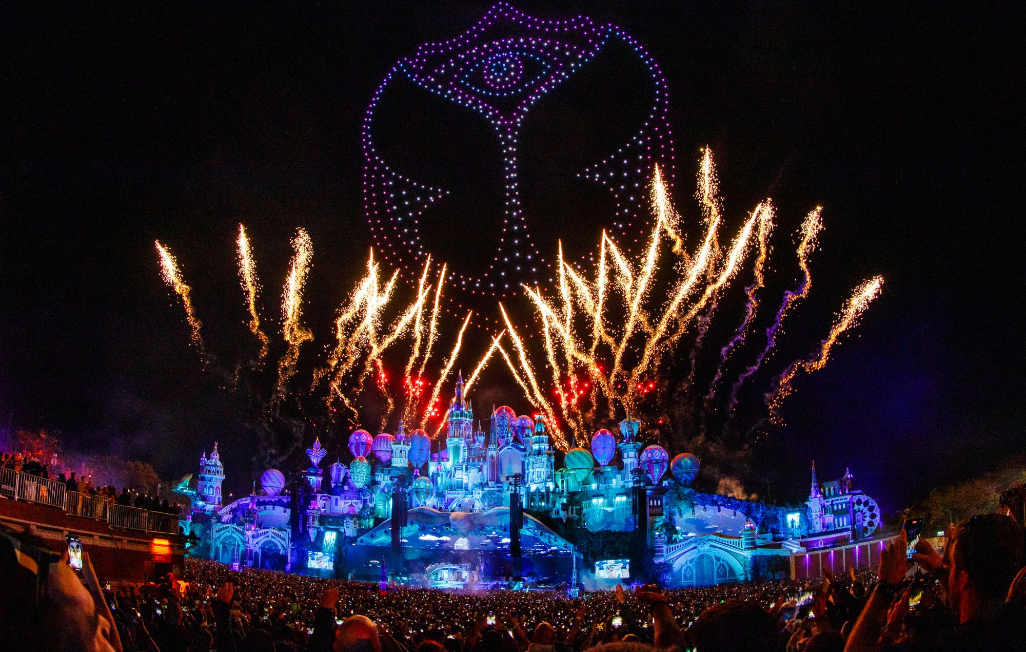 Spectacle de lumière de drones dans le cadre de Tomorrowland 2024