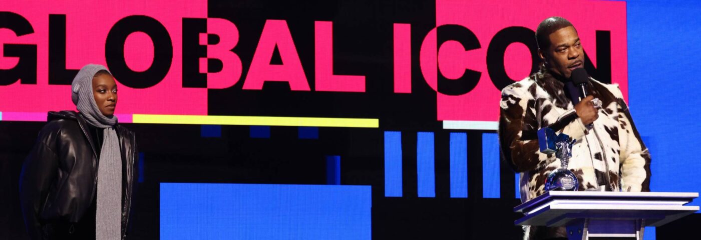 Little Simz remet à Busta Rhymes le Global Icon Award aux MTV EMA 2024