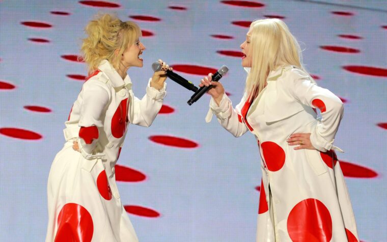 Regardez Hayley Williams rejoindre Cyndi Lauper pour interpréter « Girls Just Wanna Have Fun » à Nashville