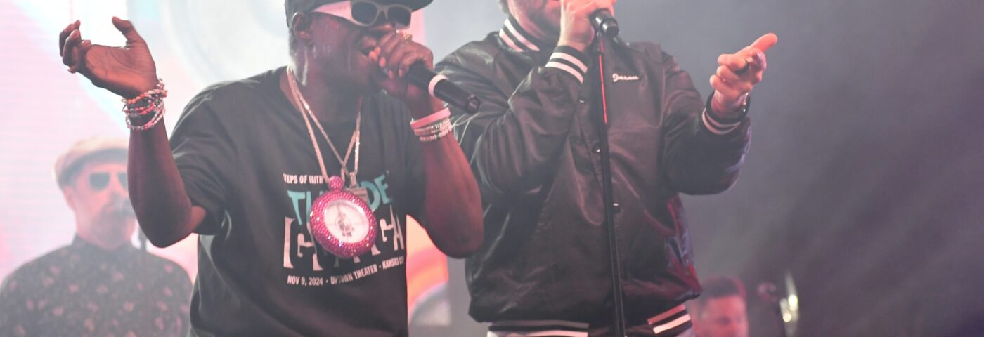 Regardez Jason Sudeikis et Flavour Flav interpréter « Bring The Noise » de Public Enemy