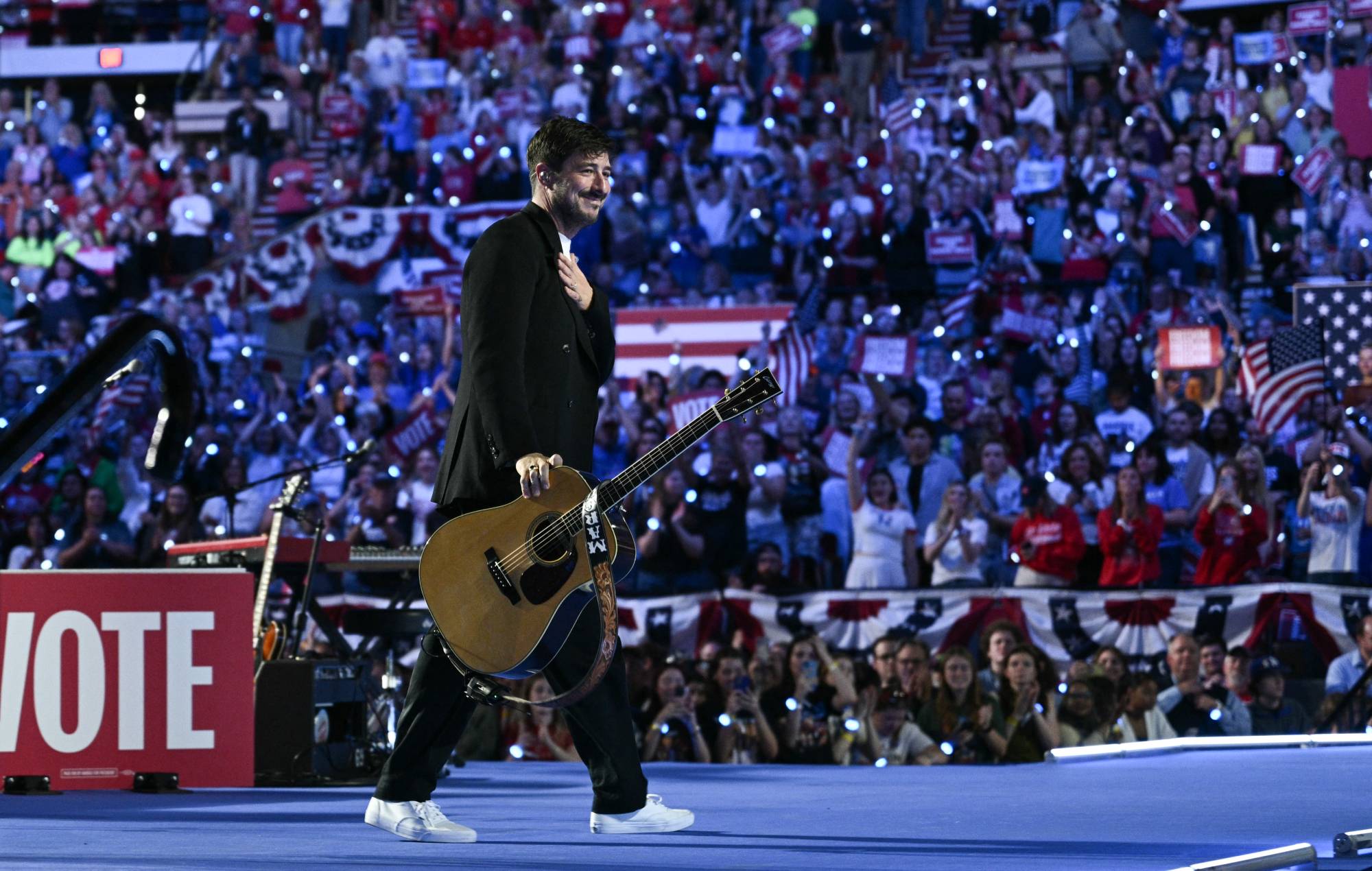 Marcus Mumford de Mumford et Sons quittent la scène sur le rassemblement de la campagne "When We Vote We Win" avec le vice-président américain et candidat démocrate à la présidentielle Kamala Harris. (Photo de Brendan Smialowski / AFP via Getty Images)