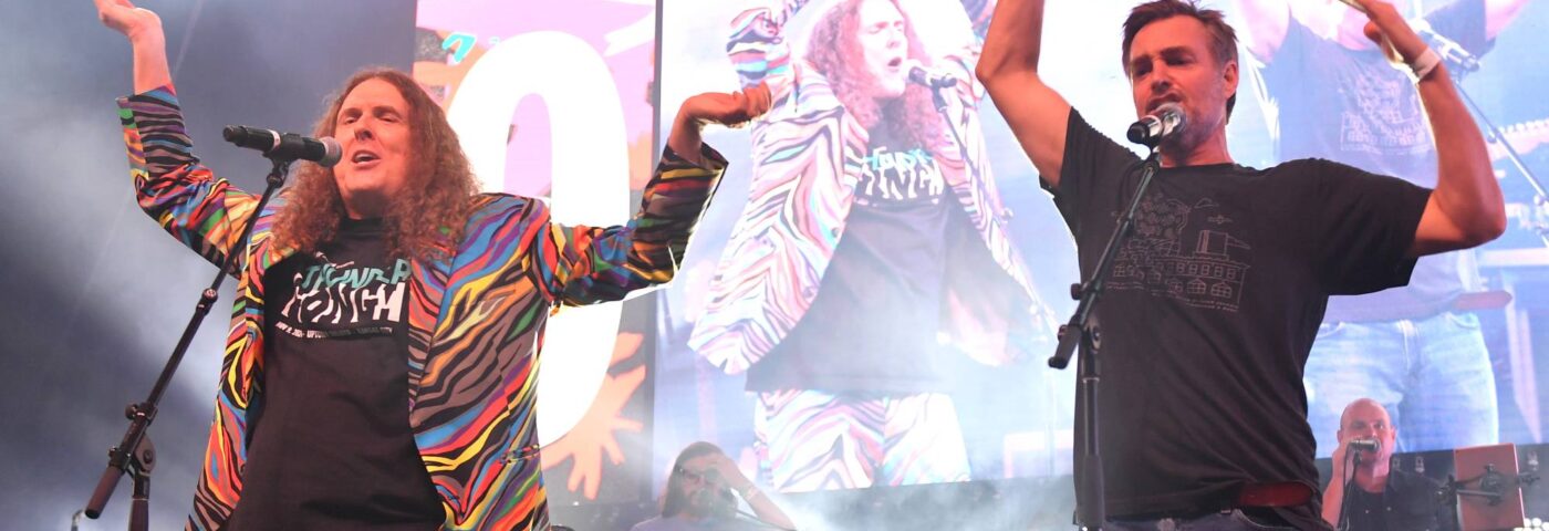 Regardez « Weird Al » Yankovic et Will Forte reprendre « Hot To Go ! » de Chappell Roan. au concert-bénéfice