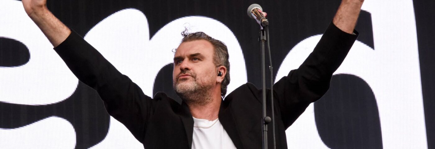 Reverend & The Makers partagent un nouveau single caritatif de Noël « Late Night Phonecall » et annoncent un spectacle de retrouvailles Reverend & The Makers partagent un nouveau single caritatif de Noël « Late Night Phonecall » et annoncent un spectacle de retrouvailles