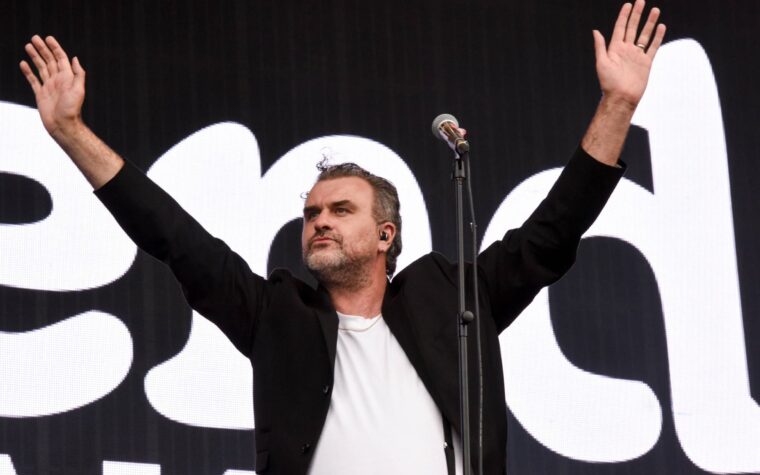 Reverend & The Makers partagent un nouveau single caritatif de Noël « Late Night Phonecall » et annoncent un spectacle de retrouvailles