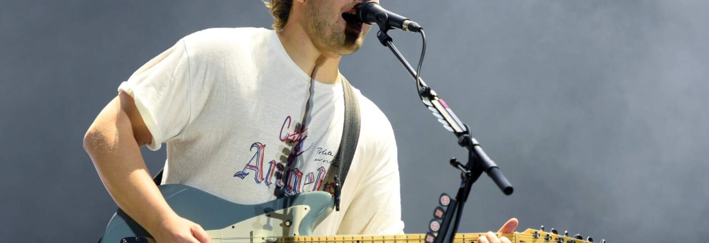 Sam Fender annonce le nouveau single « People Watching » et donne des nouvelles de son album