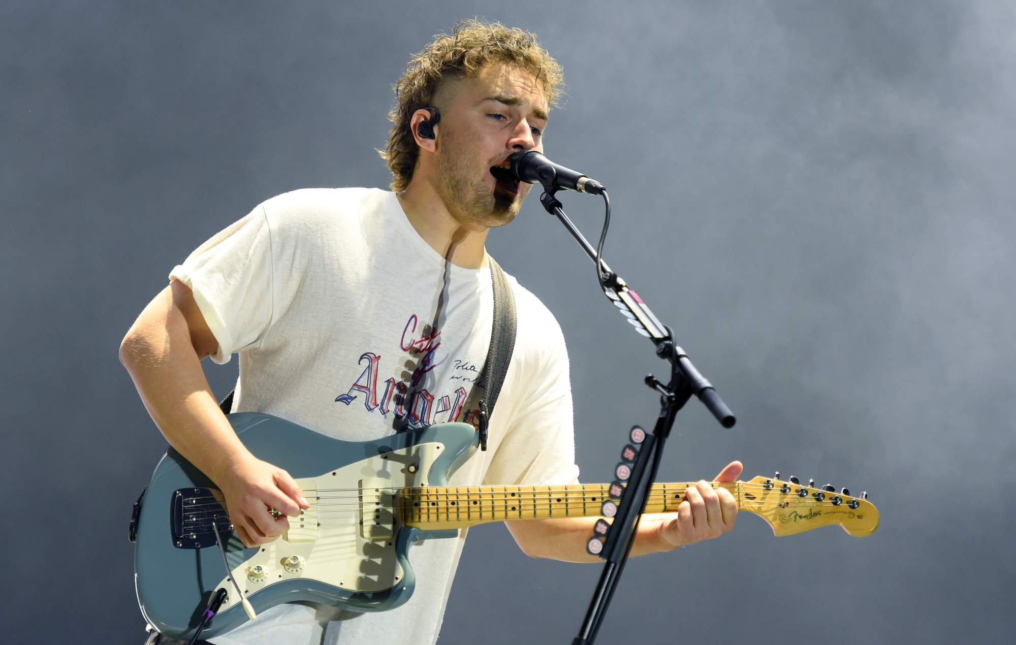 Sam Fender se produit en 2023. 